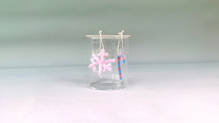 There they are, all set to grow! Our pink snowflake and candy cane shapes hang neatly suspended in a glass jar, ready to be coated in a layer of shimmering crystals. It's all rather magical, wouldn't you say? A proper festive experiment !